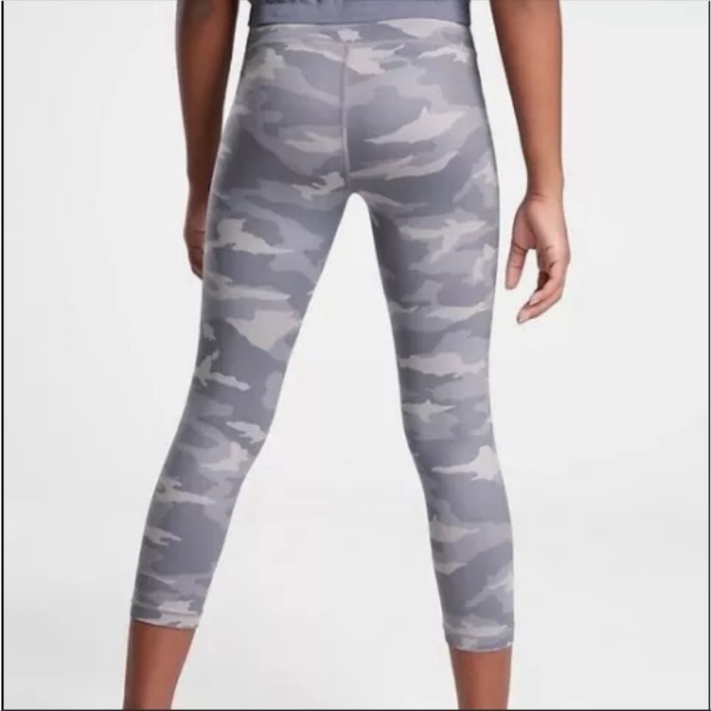 Athleta Printed Chit Chat Capri leggings Grey Camo/ size XS (6)